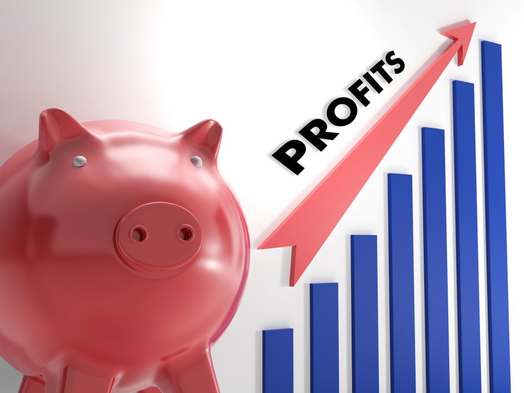 Piggy bank next to a bar graph